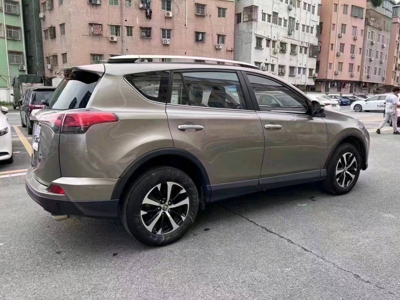广州17年丰田RAV44