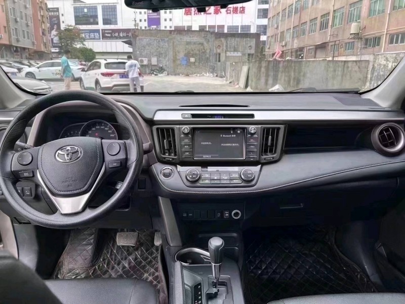 广州17年丰田RAV48