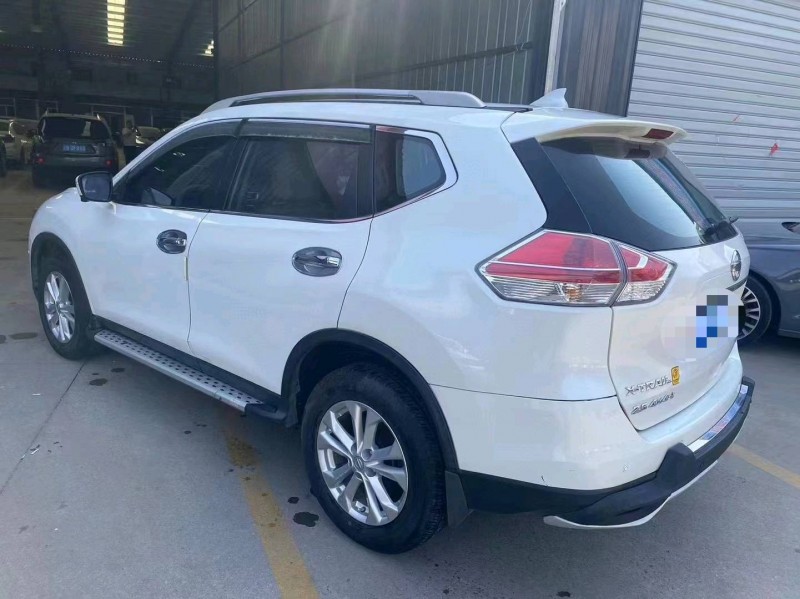 济宁16年日产奇骏8