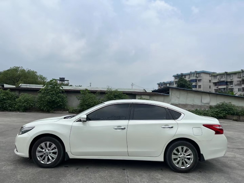 桂林18年日產天籟5
