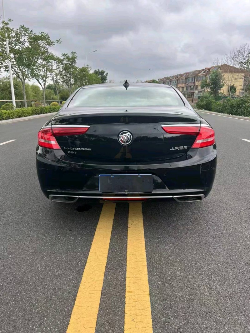 枣庄18年别克君越8