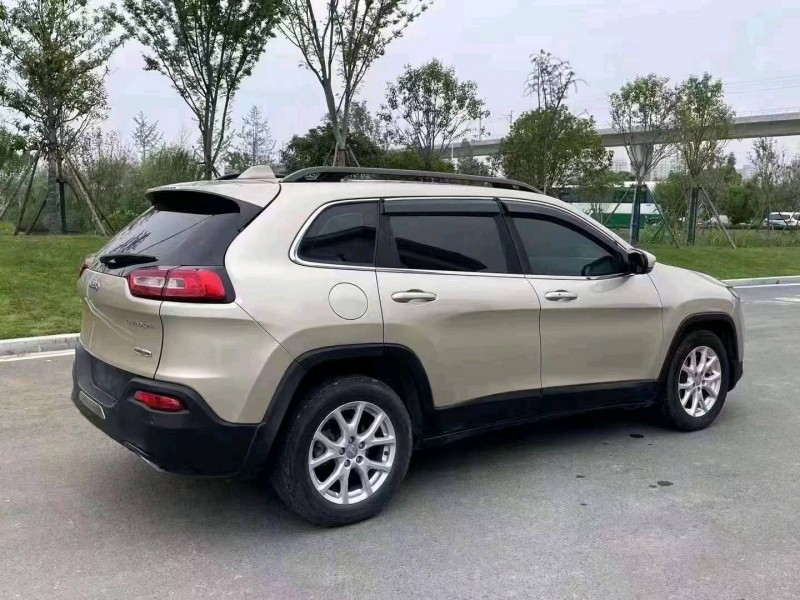 嘉兴16年Jeep自由光9