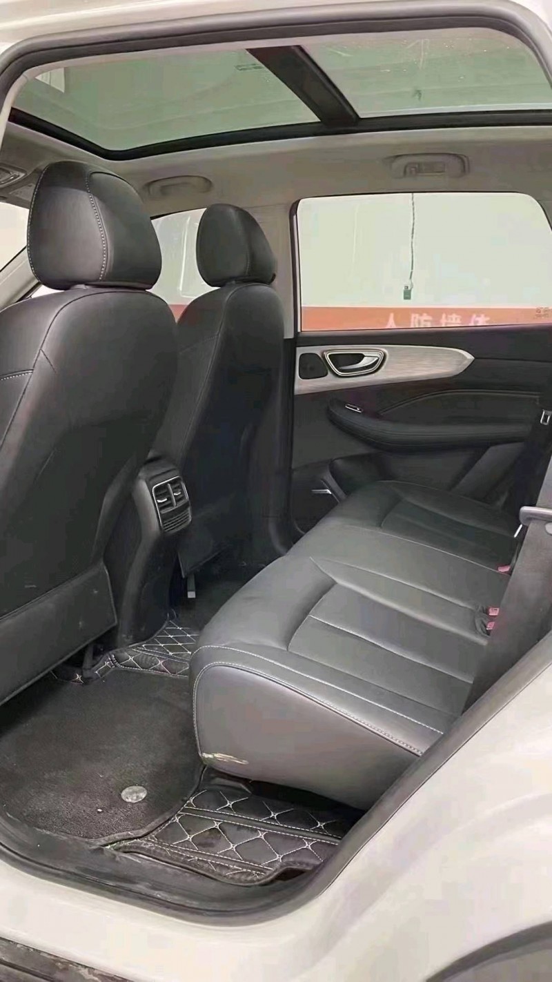 成都22年荣威RX57