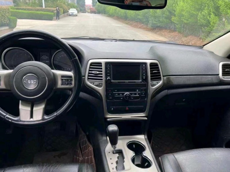 青岛13年Jeep大切诺基4