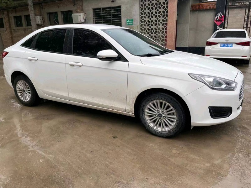 保定18年福特福睿斯2