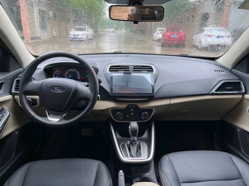 保定18年福特福睿斯8