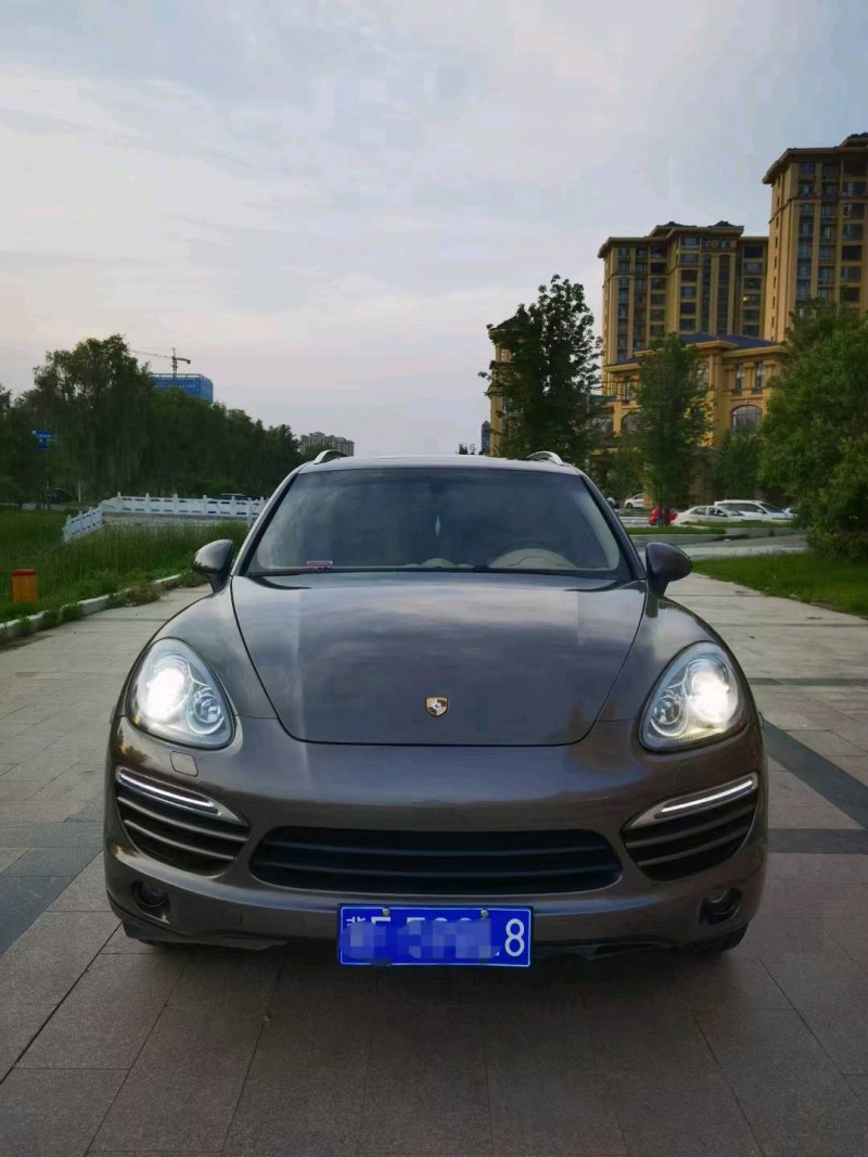 安阳12年保时捷卡宴1