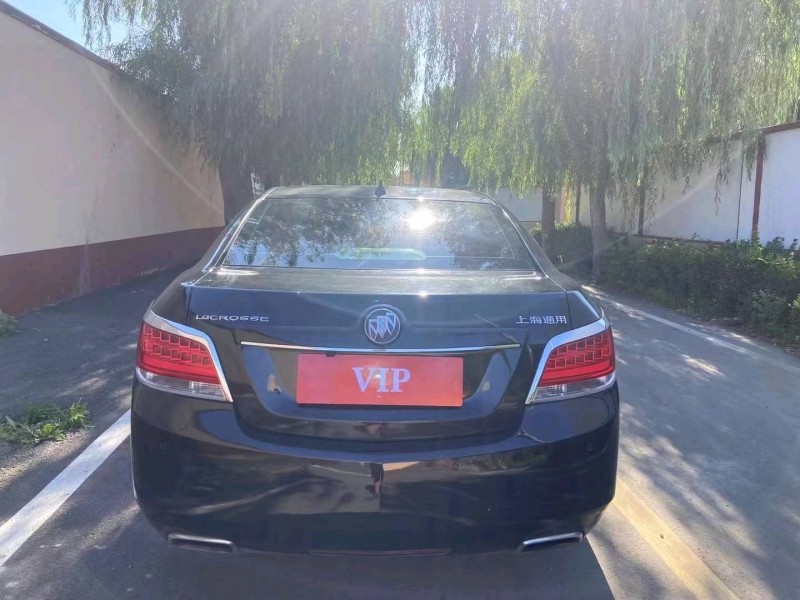 青岛12年别克君越9