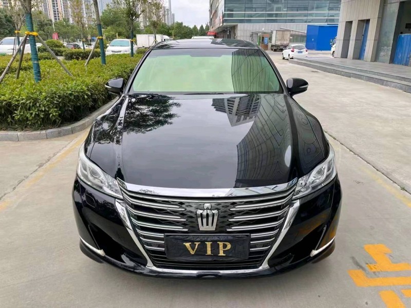 济宁16年丰田皇冠1