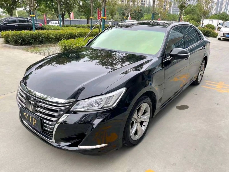 济宁16年丰田皇冠2