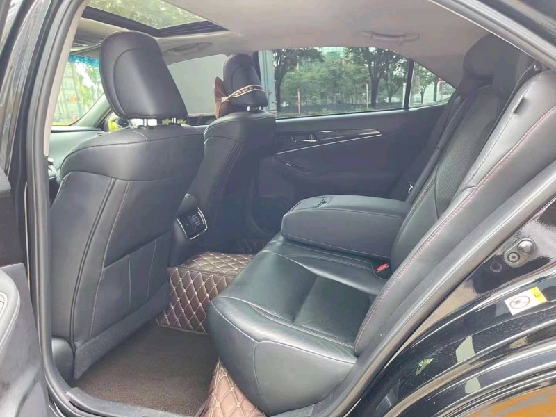 济宁16年丰田皇冠4