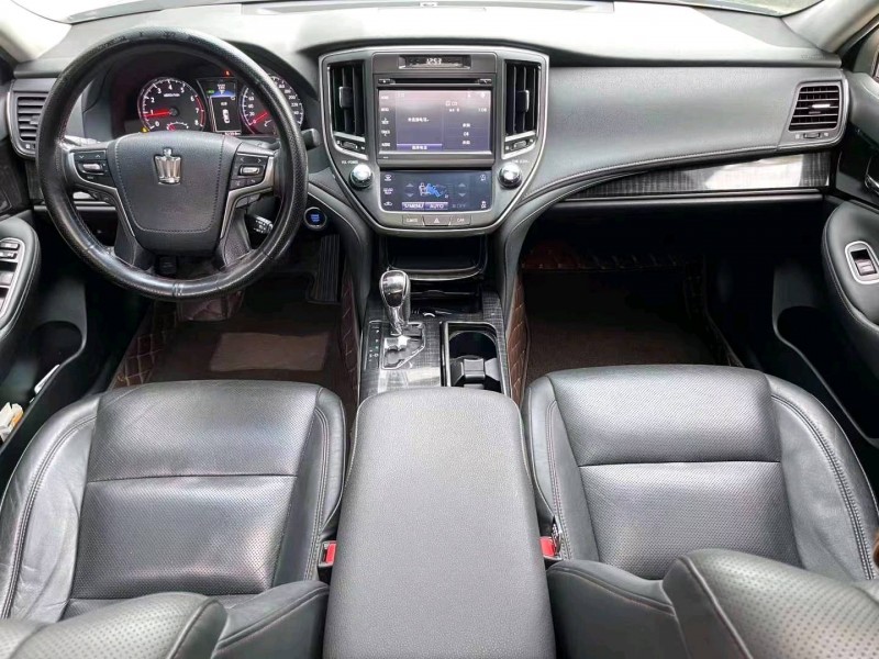 济宁16年丰田皇冠5