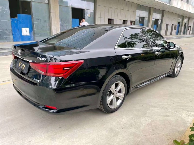 济宁16年丰田皇冠8