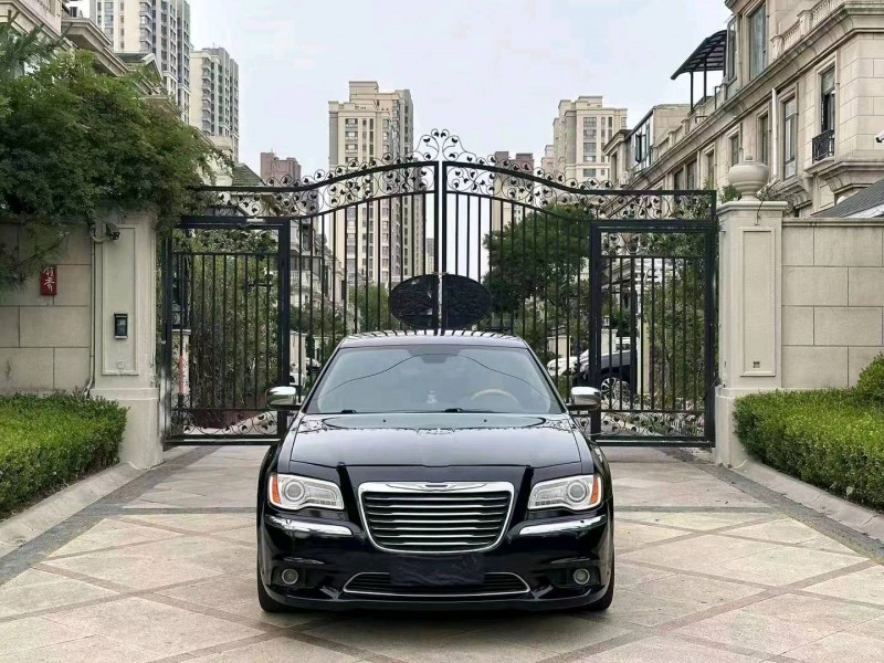 青岛14年克莱斯勒300C1