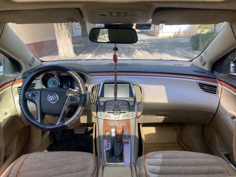 青岛10年别克君越6