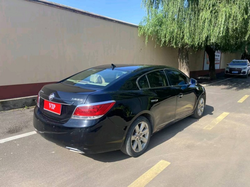 青岛10年别克君越8