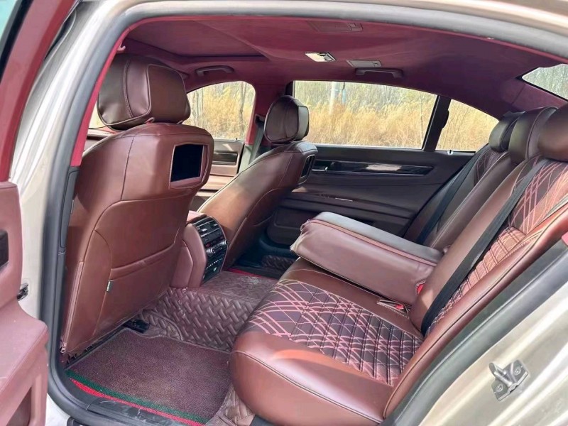 北京12年宝马7系8