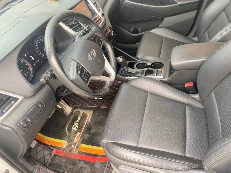 成都16年现代途胜4