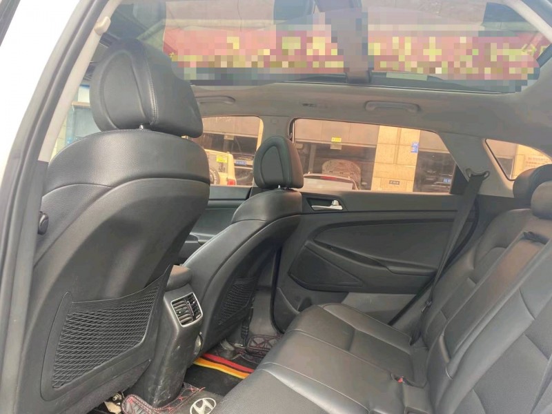 成都16年现代途胜5