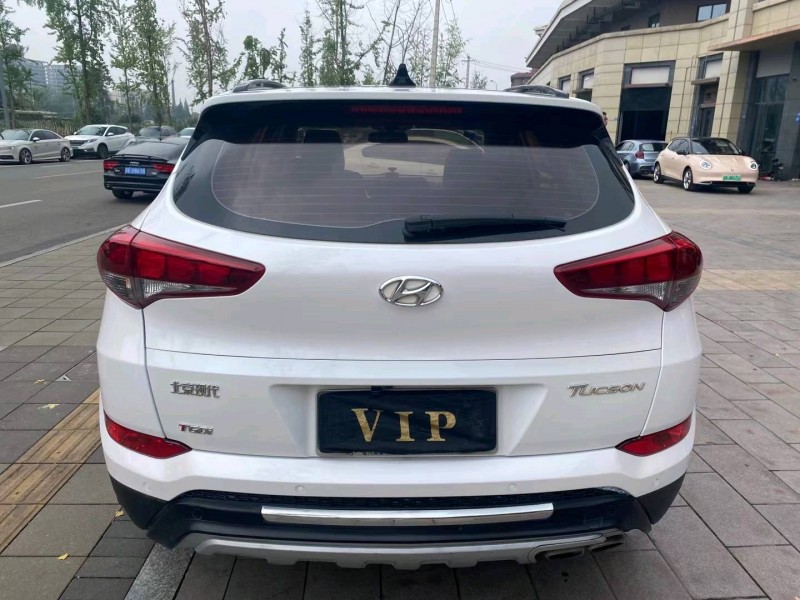 成都16年现代途胜7