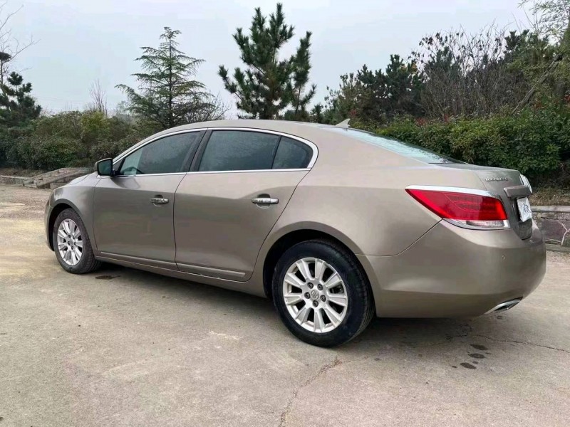 东营10年别克君越8