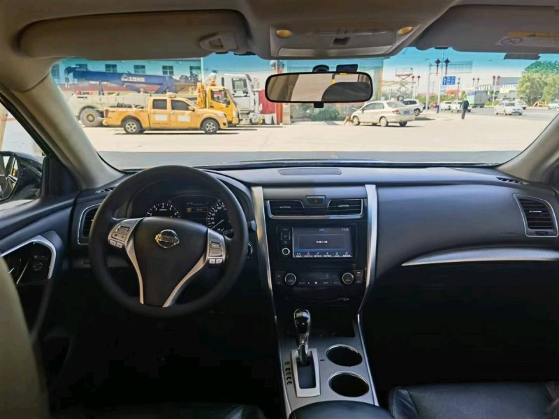 保定17年日产天籁5