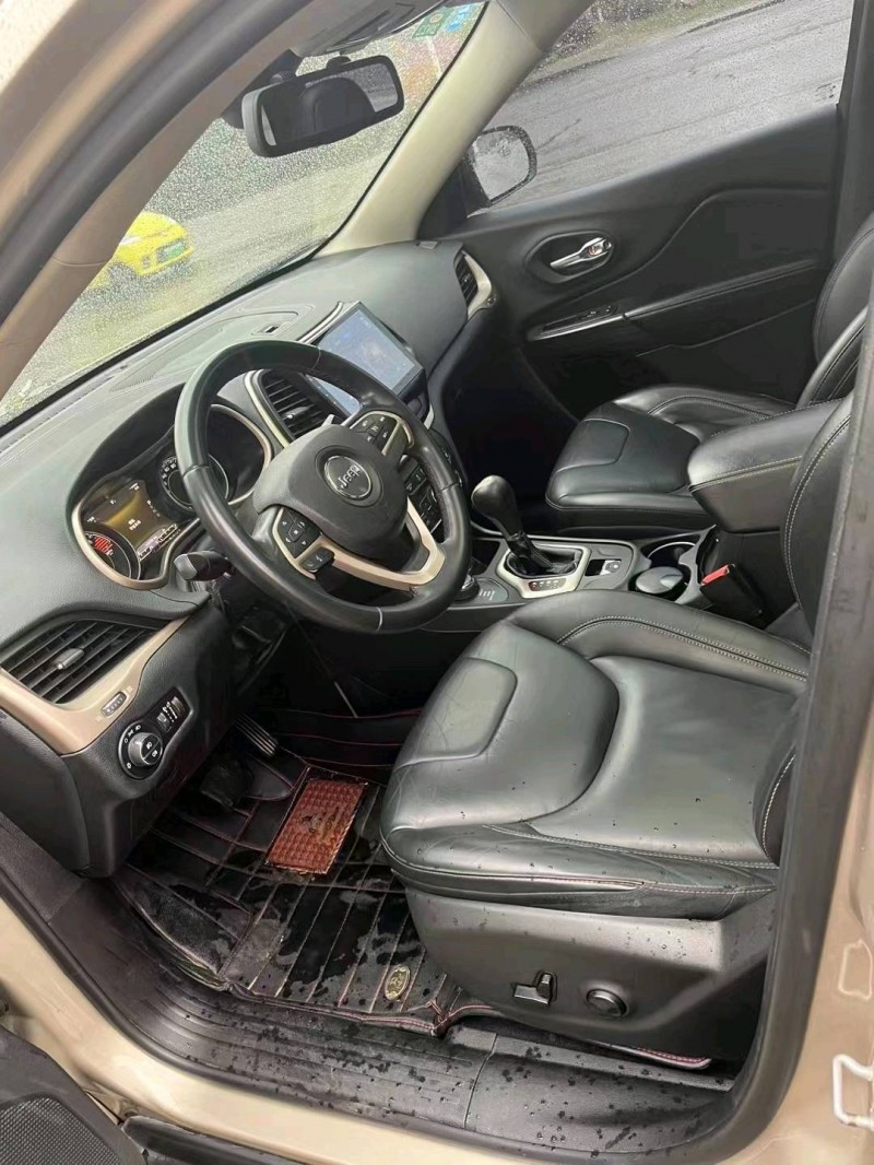 淮南16年Jeep自由光8