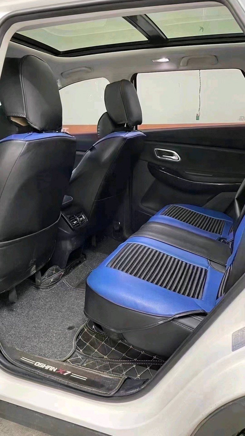 成都20年長安汽車歐尚7