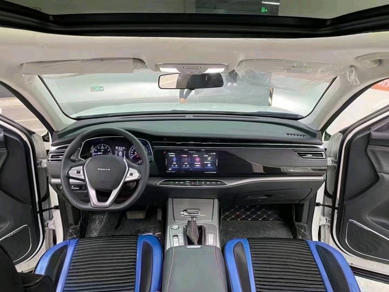 成都20年長安汽車歐尚8