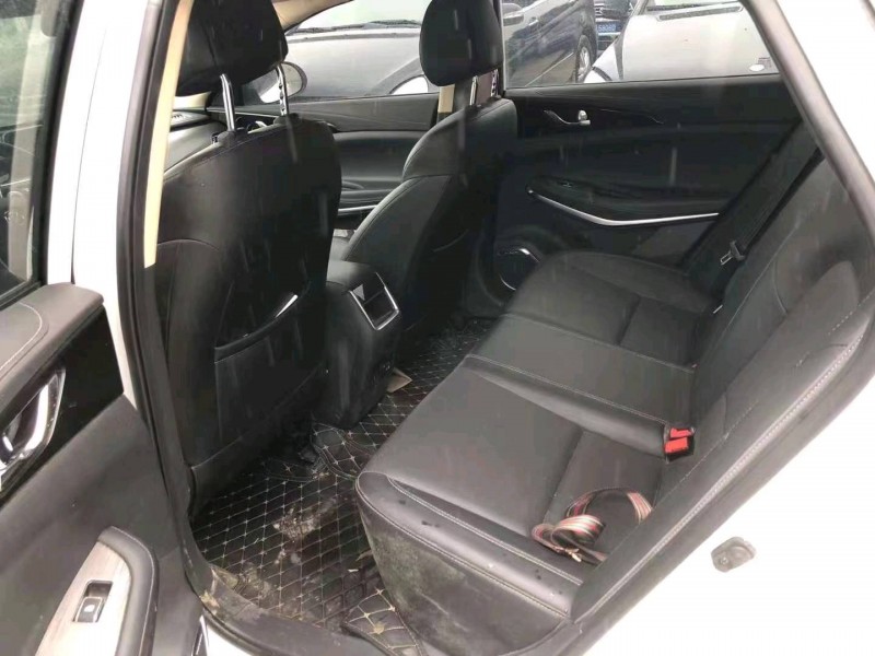 珠海20年长安汽车锐程CC8