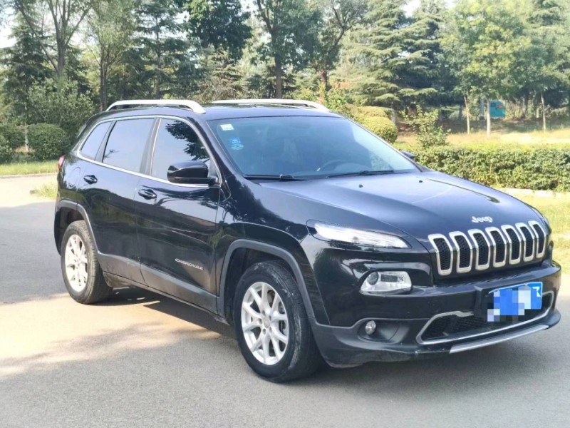 枣庄18年Jeep自由光2