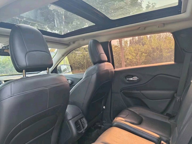 枣庄18年Jeep自由光3