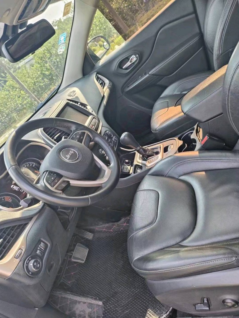 枣庄18年Jeep自由光8