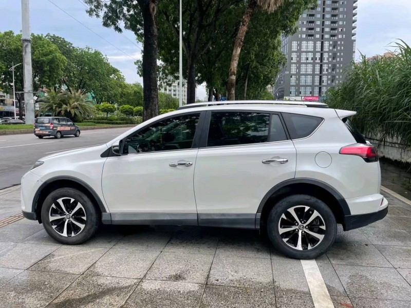 东莞17年丰田RAV4荣放8