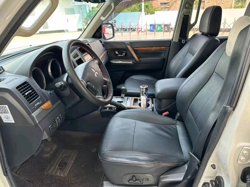 保定17年三菱帕杰罗4