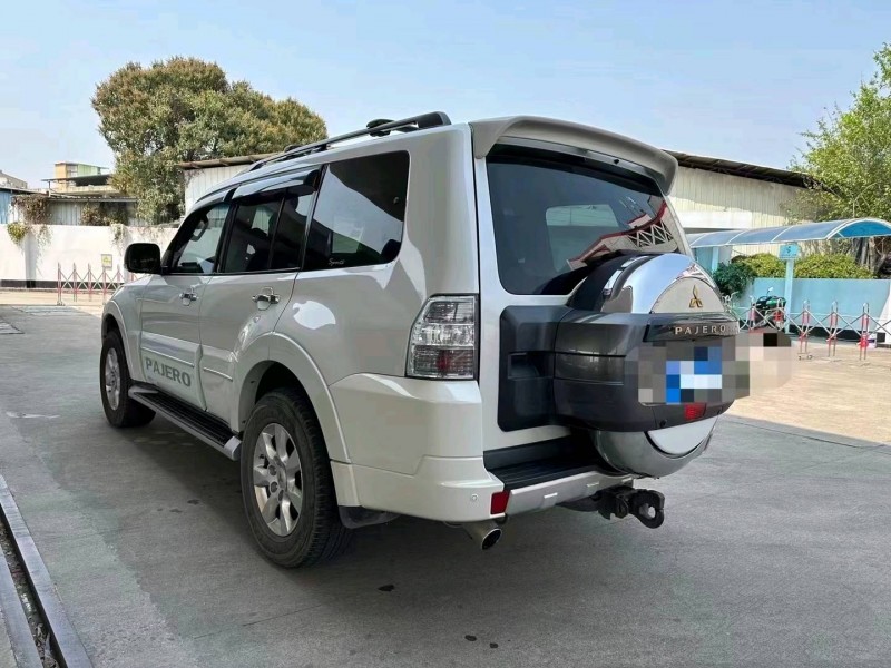 保定17年三菱帕杰罗7