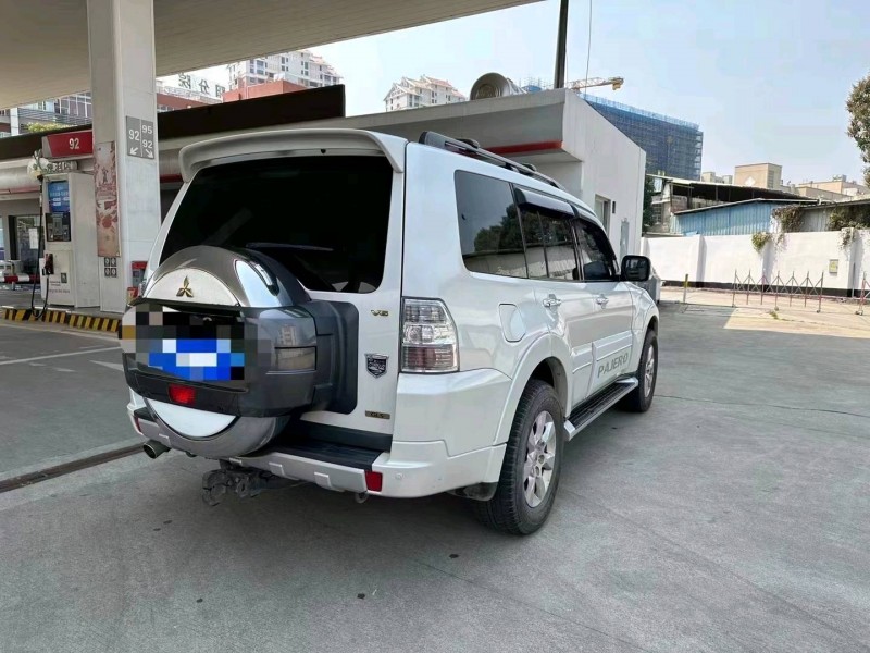 保定17年三菱帕杰罗8