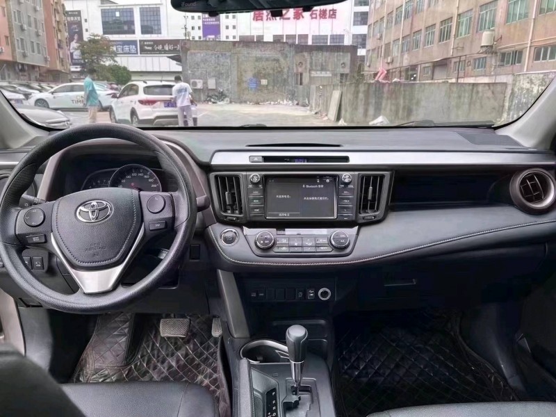 广州17年丰田RAV48