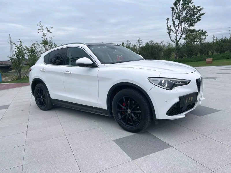 徐州17年阿尔法·罗密欧Stelvio3