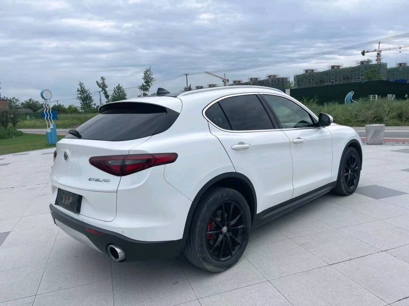 徐州17年阿尔法·罗密欧Stelvio5