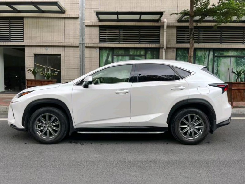 中山18年雷克萨斯NX3
