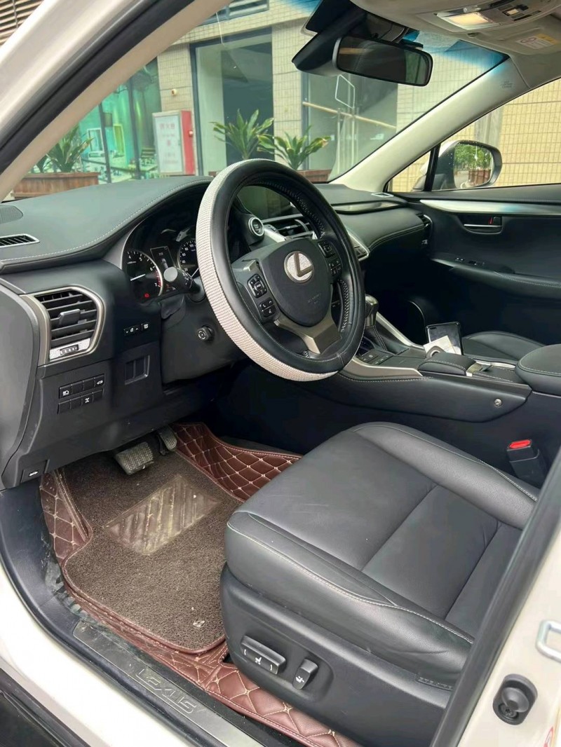 中山18年雷克萨斯NX5