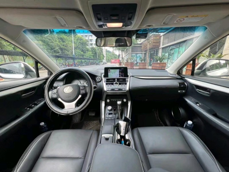 中山18年雷克萨斯NX9