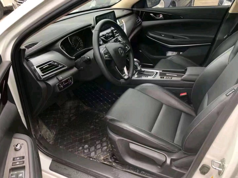 珠海20年長安汽車銳程CC5