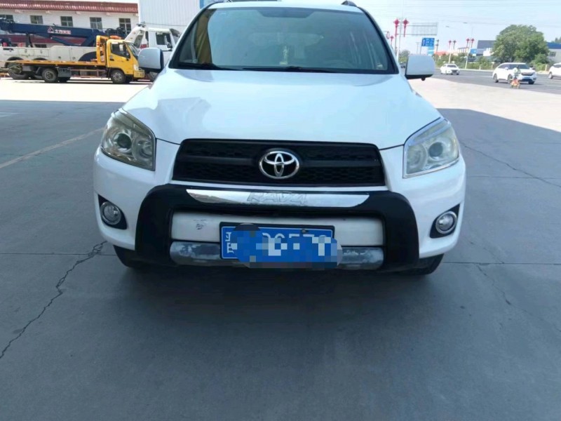保定13年丰田RAV4荣放1