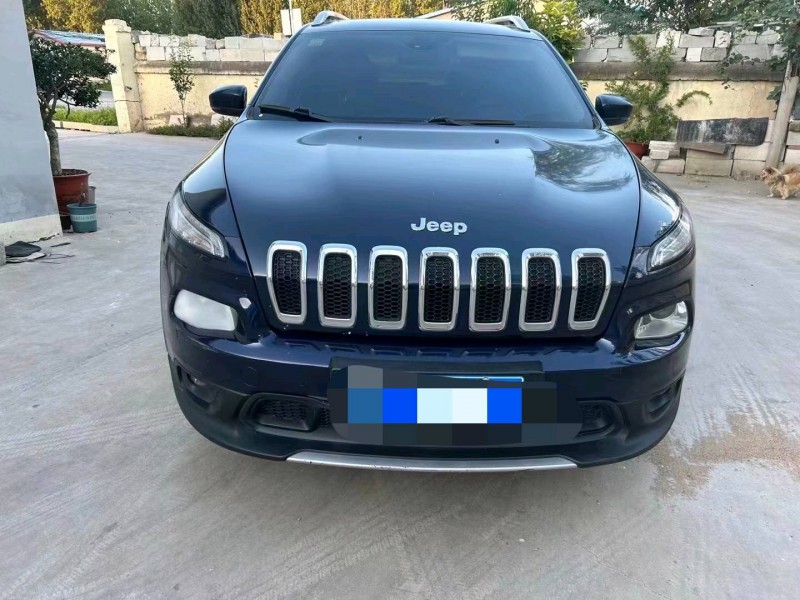 枣庄17年Jeep自由光1