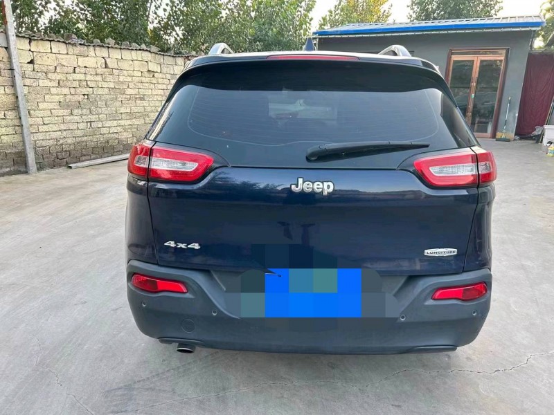 枣庄17年Jeep自由光2