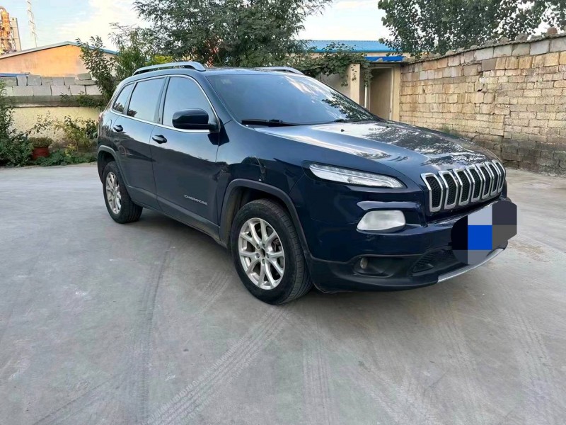 枣庄17年Jeep自由光4