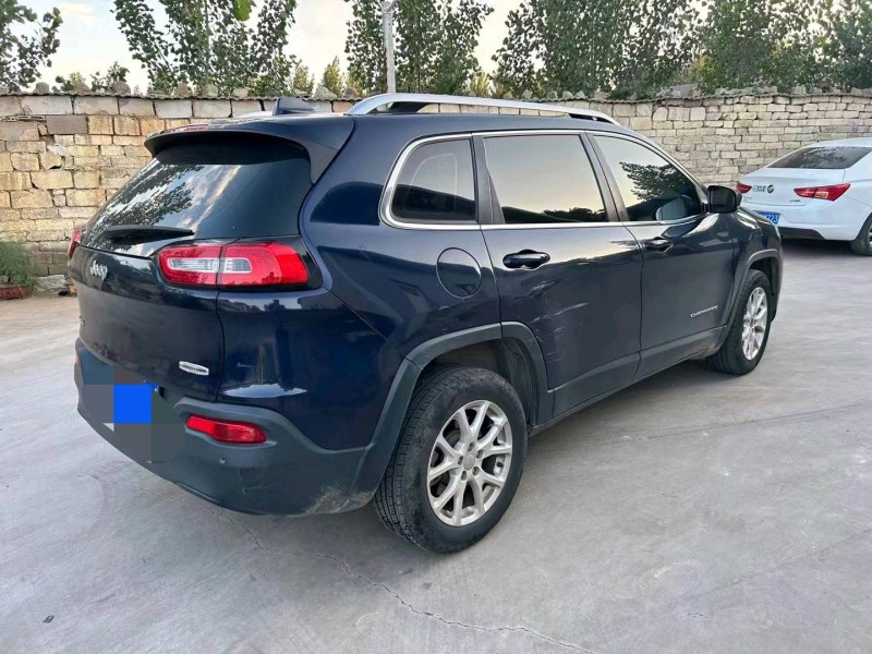 枣庄17年Jeep自由光5