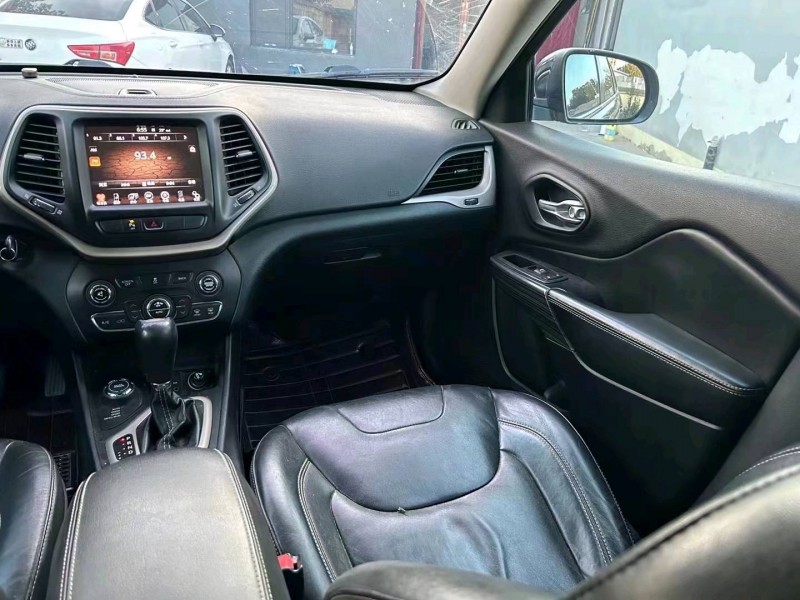 枣庄17年Jeep自由光8